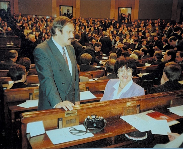 Śląscy posłowie Janusz Steinhoff i Anna Knysok podczas obrad sejmu kontraktowego w 1989 r..
Foto: archiwum Janusza Steinhoffa