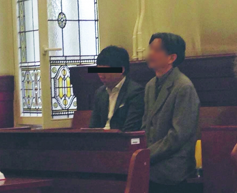 Oskarżony (z lewej) korzystał podczas procesu z pomocy koreańskiego tłumacza.