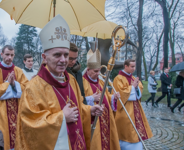 Pierwszy z lewej nowy biskup pomocniczy diecezji gliwickiej, ks. Andrzej Iwanecki.
Foto: Zdzisław Daniec
