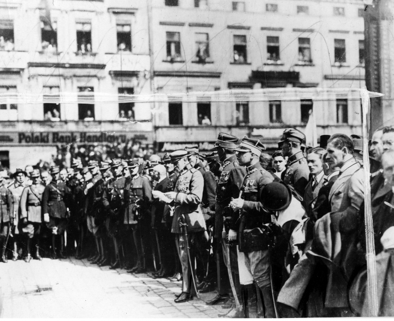 Józef Piłsudski otoczony oficerami podczas ceremonii dekorowania powstańców śląskich Krzyżami Virtuti Militari (27 sierpnia 1922 r.), źródło: Narodowe Archiwum Cyfrowe