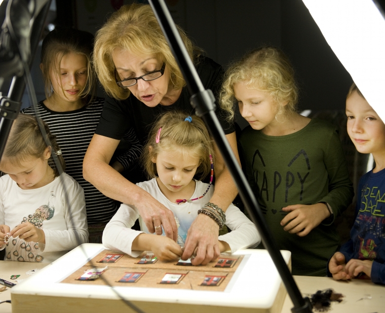Alicja Jodko prowadząca warsztaty animacji poklatkowej "Wyśnione miasto" i uczestnicy -  Emma, Basia, Nadia, Krysia i Józio