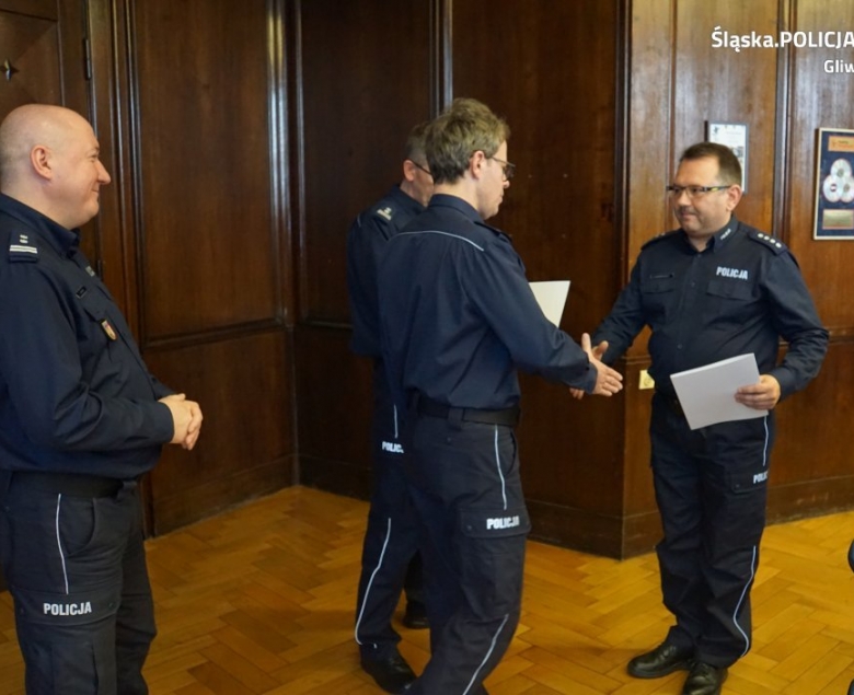 Nowy komendant KP Knurów przyjmuje gratulacje od zastępcy komendanta miejskiego w Gliwicach.