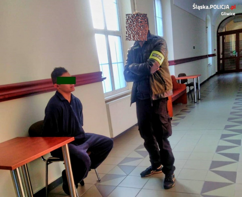17-letni „policjant” pilnowany na sądowym korytarzu przez prawdziwego funkcjonariusza. Oszustowi grozi 8 lat za kratami.