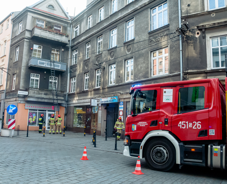 Niedawno osobę zmarłą ujawniono w mieszkaniu przy ul. Siemińskiego w Gliwicach. Policja, by wejść do lokalu, wezwała na pomoc strażaków. Właśnie w takich przypadkach czasem wzywa się także koronera.