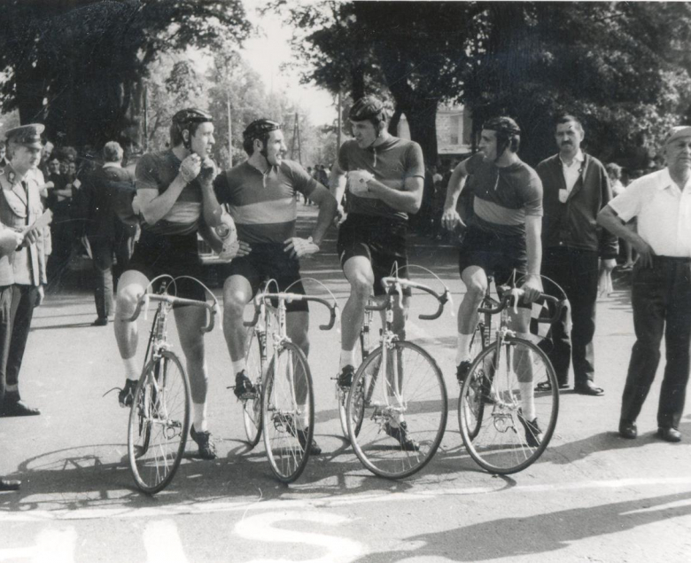 Wyścig uliczny. Od lewej: Zbigniew Krzeszowiec, Piotr Zwaka, Zenon Dąbrowski, Stanisław Siwek.