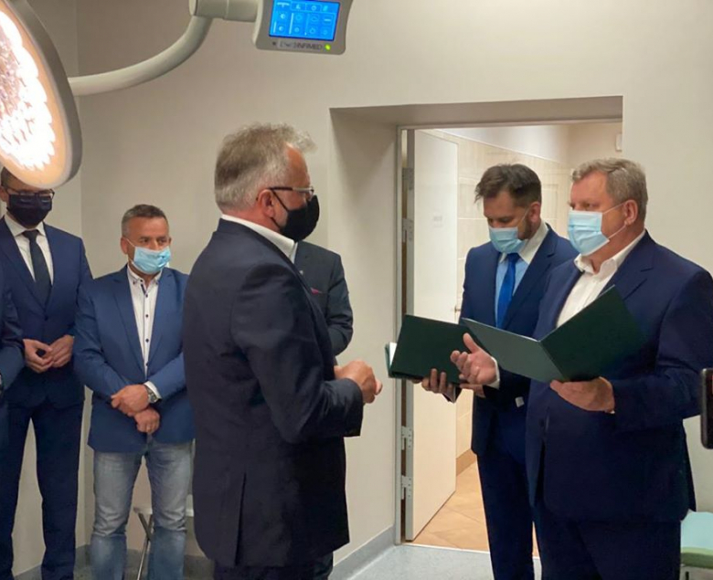 Przedstawiciele samorządów (tu Adam Rams, prezydent Knurowa) przekazują endoskop szpitalowi. Odbierają starosta gliwicki Waldemar Dombek oraz prezes placówki Michał Ekkert.