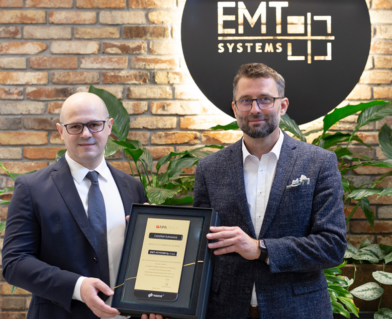 Artur Pollak (z lewej) oraz Grzegorz Wszołek podpisali umowę o współpracy.
Fot. EMT-Systems