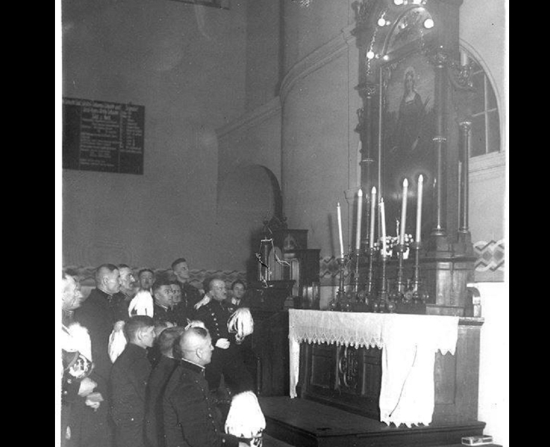 Modlitwa przy ołtarzu św. Barbary w cechowni kopalni Gräfin Johanna (późniejsza kopalnia Bobrek), Bytom, nie później niż 1927 r., fot. Paul Schau. Zbiory Muzeum w Gliwicach.