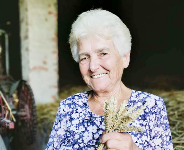 Maria Bawoł - seniorka, związana z kołem od 62 lat, która  aktywnie bierze udział podczas tworzenia korony dożynkowej.