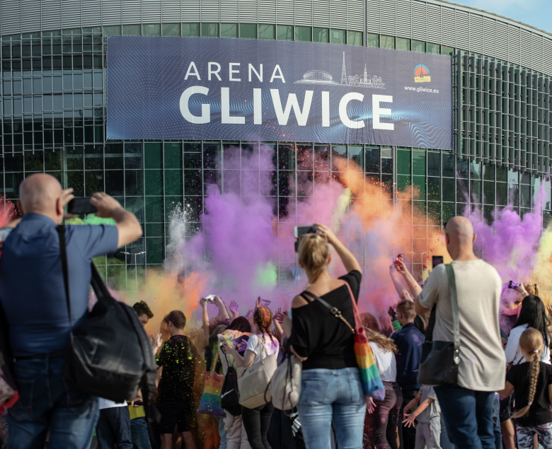 Co godzinę na placu przed Areną Gliwice odbywał się wystrzał kolorowych proszków holi.