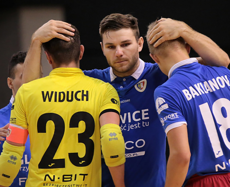 Dominik Śmiałkowski (w środku) zdobył w Wilanowie dwa piękne gole.
Fot. Michał Duśko