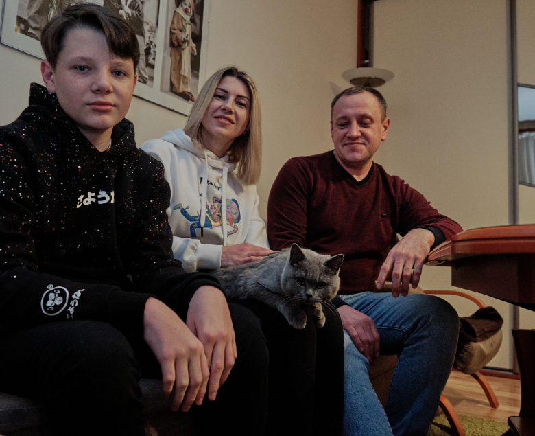 Mama Oxany nie wierzy, że będzie wojna. Jej życie toczy się zwykłym rytmem. Na zdjęciu Oxana Iwaniuk z rodziną.