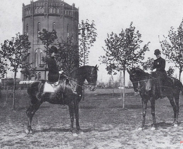 Amazonki podczas pokazu na placu ćwiczebnym, należącym do koszar ułanów i piechoty. Rok 1905.