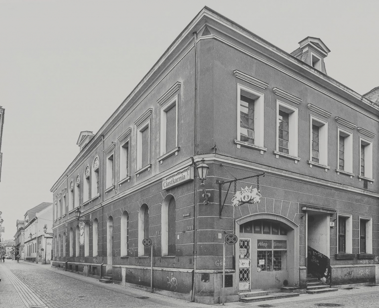 W 1893 roku Reinhold Matricke odkupił narożną kamienicę u zbiegu ulic Plebańskiej i Średniej od Rosalie Hahn i urządził tam znaną w mieście piekarnię, która przetrwała ponad 100 lat.