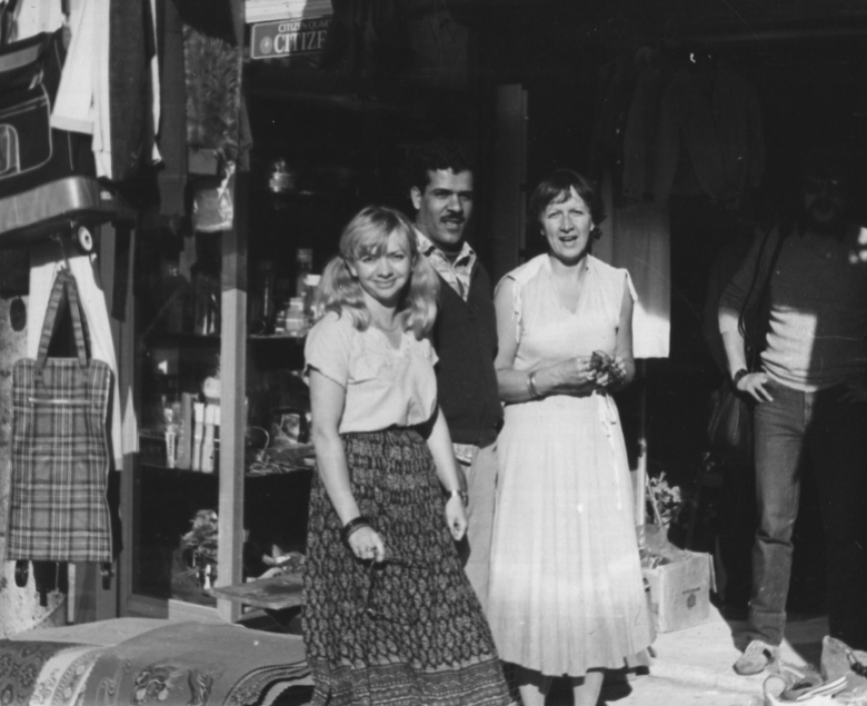 Bożena (z lewej) i Anna na bazarze w Port Said w Egipcie, z jednym z handlarzy. Styczeń 1982 r.