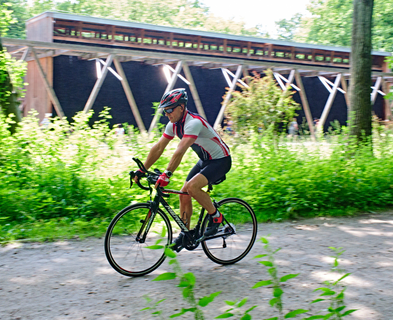 - Tężnia w lesie komunalnym przy Chorzowskiej. Lubię tam spędzać czas, szczególnie, że wokół jest mnóstwo miejsca do biegania i jazdy na rowerze.